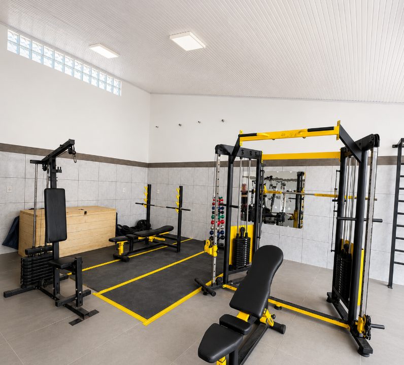 Academia equipada para treino orientado