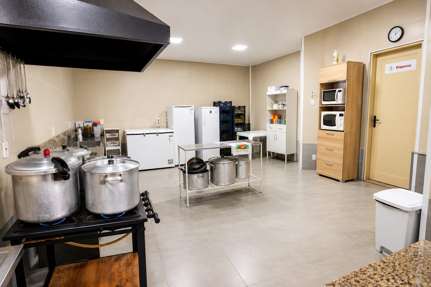 Cozinha industrial organizada e iluminada