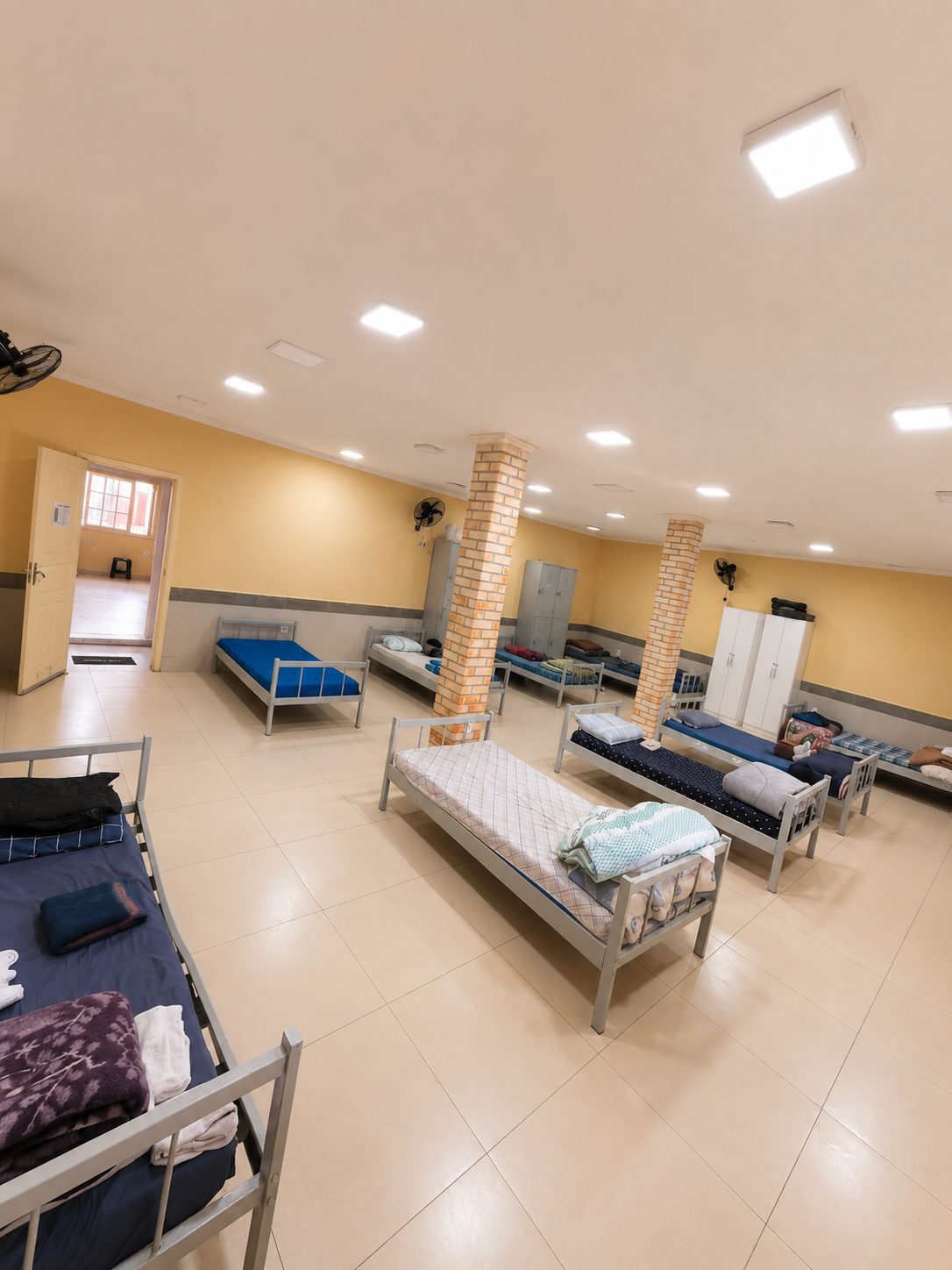 Dormitório amplo, limpo e iluminado do programa de internação