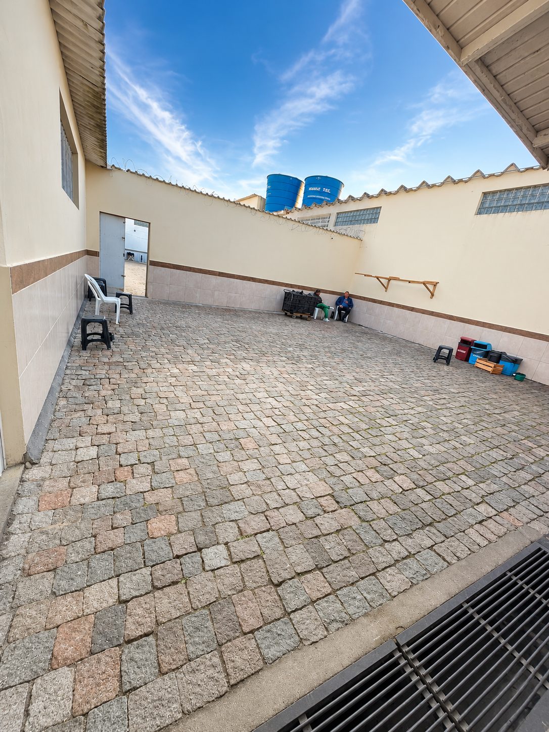 Pátio externo pavimentado