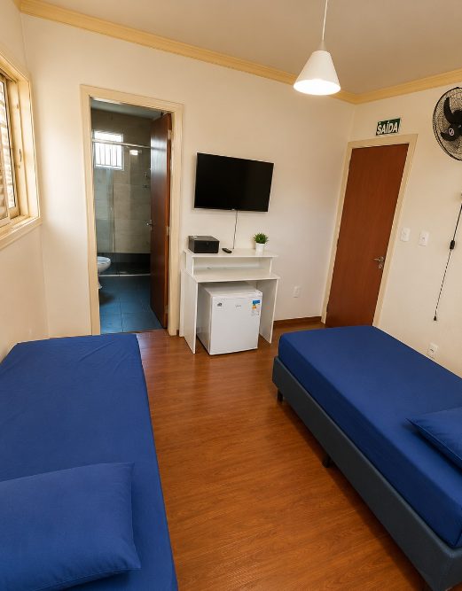 Quarto semiprivativo da ala masculina com banheiro