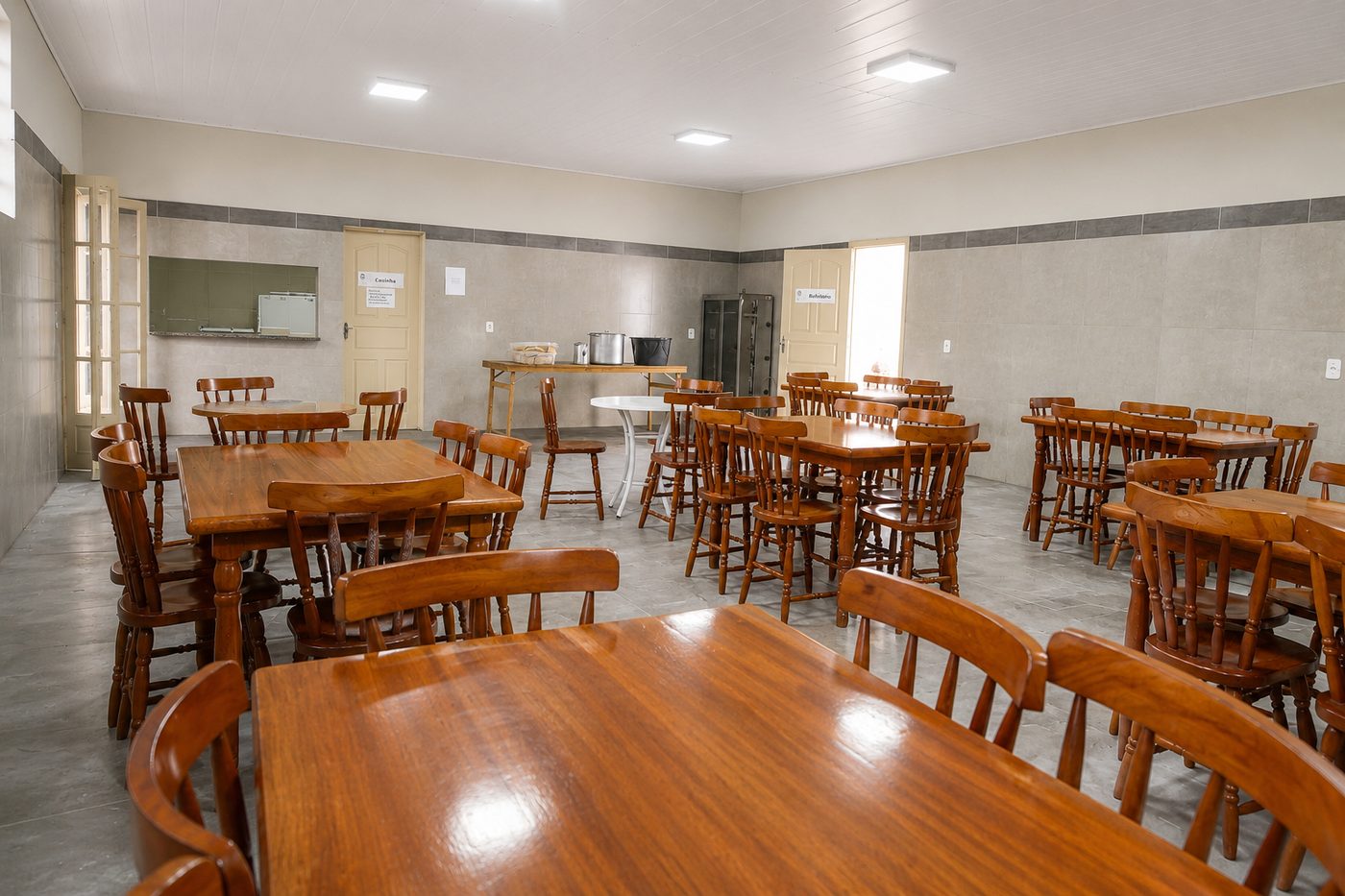 Refeitório com mesas de madeira